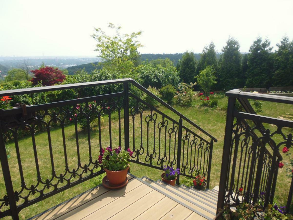 Villa Homestay Nad Helmrovkou プラハ エクステリア 写真